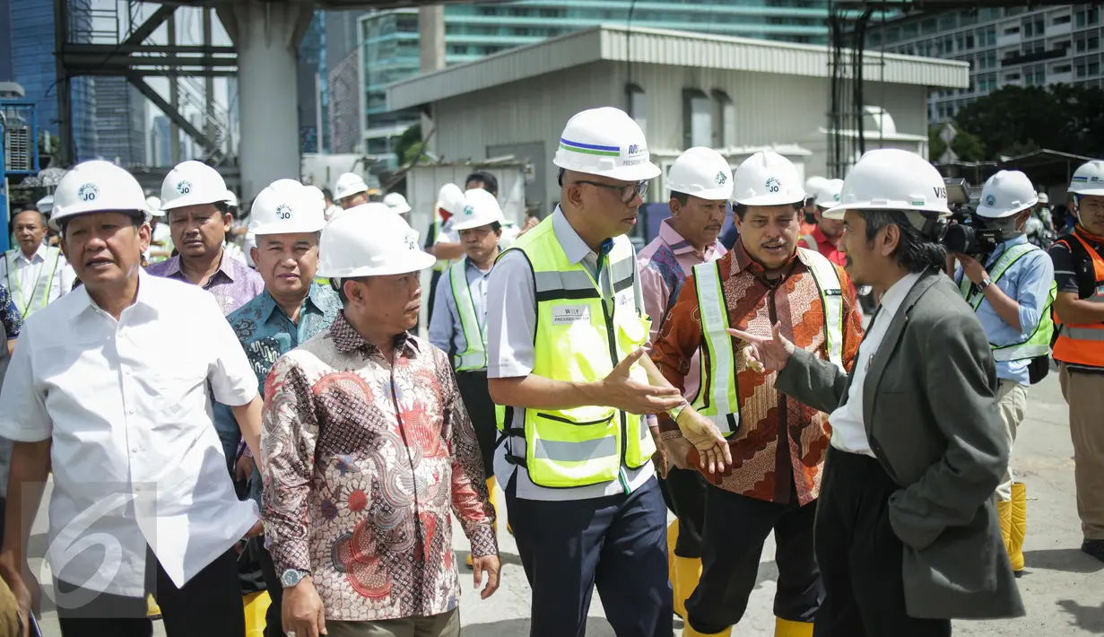 Sejumlah Anggota Komisi V DPR berbincang saat melakukan kunjungan kerja di Stasiun MRT Bundaran HI, Jakarta, Kamis (6/4). Menurut  Direktur Utama PT MRT Jakarta William P Sabandar pembangunan telah mencapai 80 persen. (Liputan6.com/Faizal Fanani)