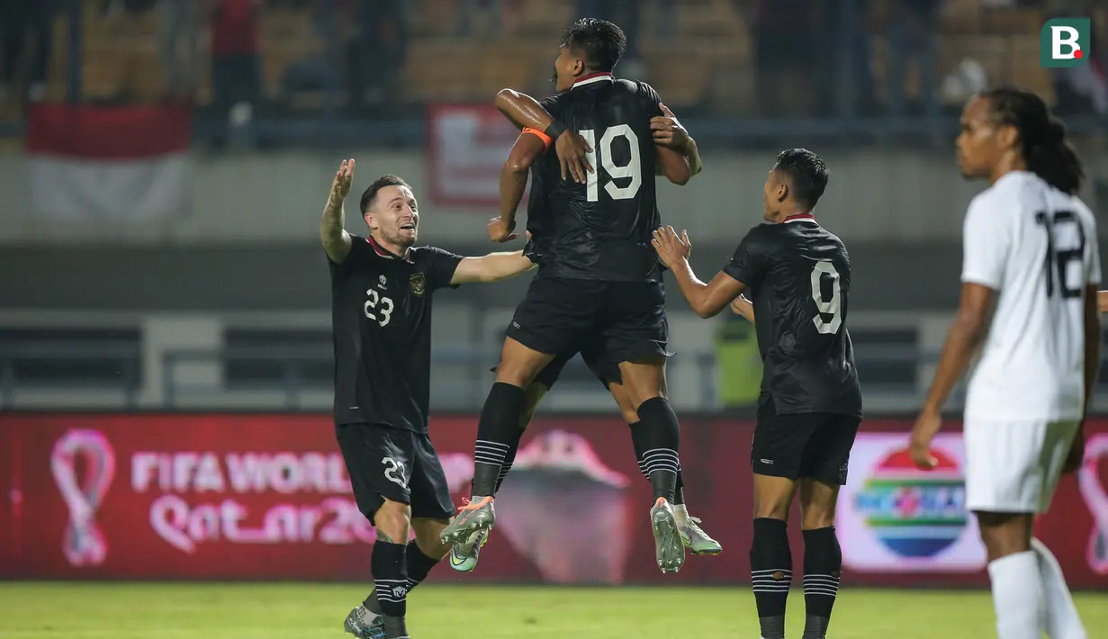 Timnas Indonesia berbalik unggul pada menit ke-23 melalui sundulan kapten tim Facruddin Aryanto. Ia berhasil memanfaatkan spesialisasi dari Pratama Arhan yang mengirimkn umpan lemparan ke dalam dari jarak jauh. (Bola.com/Bagaskara Lazuardi)