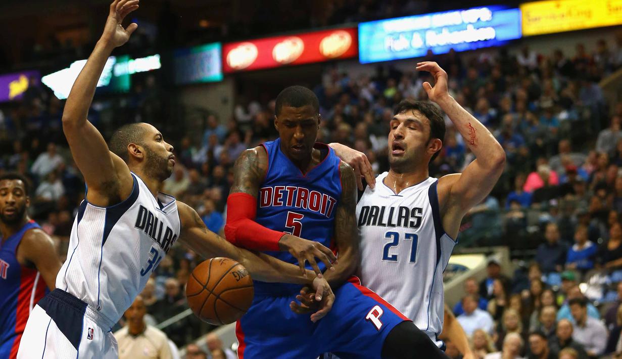 Pemain Detroit Pistons, Kentavious Caldwell-Pope #5 melakukan duel dengan para pemain Dallas Mavericks, Detroit menang 102-96 pada lanjuta NBA di American Airlines Center, Dallas. (Getty Images License Agreement. Ronald Martinez/Getty Images/AFP)