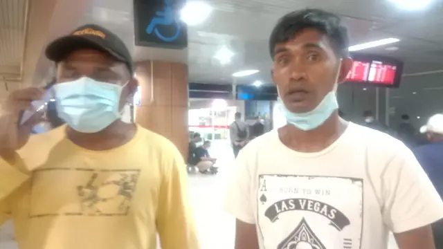 Keluarga mencari kejelasan nasib pesawat Sriwijaya Air dan keluarganya di Bandara Supadio Pontianak. (Foto: Liputan6.com/Aceng Mukaram)