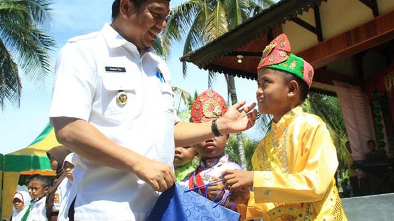 Bupati Bonebol Hamim Pou saat menyantuni anak yatim (Arfandi/Liputan6.com)