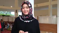 Berbusana Muslimah, Widy Vierratale Pakai Gamis Ayah