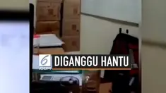 Seorang pria sedang menjalani tugas shift malamnya di sebuah ruangan. Namun, saat itu ia diganggu oleh makhluk tak kasat mata ini. Untuk mengatasi rasa takutnya, ia merekam kehadiran makhluk halus tersebut.