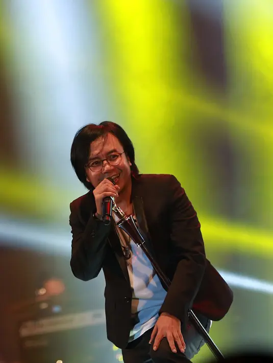  Meskipun sudah berusia 42 tahun, Ari Lasso ternyata masih dikagumi oleh para penggemar perempuan dari generasi yang lebih muda. (Deki Prayoga/Bintang.com)