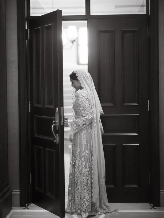 Abaya ini juga memiliki detail yang apik, yaitu bunga dan dedaunan yang dilengkapi oleh mutiara dan payet. Super mewah! (Instagram/morden.co)