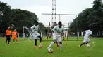 Jelang melawan Persib Bandung pada laga pembuka ISL 2015, Persipura Jayapura melakukan latihan di Lapangan C Senayan, Jakarta, Senin (16/2/2015). (Liputan6.com/Helmi Fithriansyah)