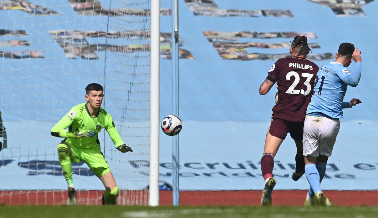 Ferran Torres (kanan) mencatatkan namanya di papan skor lewat tendangan akuratnya usai menerima umpan Bernardo Silva. (Foto: AFP/Pool/Michael Regan)