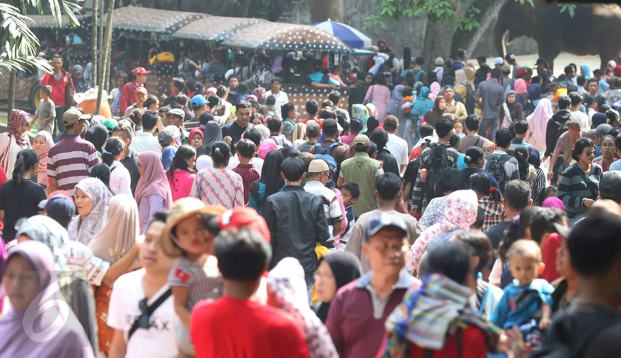 Puluhan ribu pengunjung memadati Taman Margasatwa Ragunan, Jakarta, Kamis (7/7). Sampai pukul 15.00 WIB, jumlah pengunjung Ragunan pada hari kedua Lebaran ini sekitar 104.000 orang. (Liputan6.com/Immanuel Antonius)