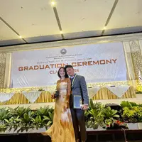 Dewi Perssik punya anak angkat namanya, Felice Gabriel. Baru-baru ini, Felice Gabriel lulus SMA dengan nilai memuaskan, yakni 9 atau kategori excellent. (Foto: Dok. Instagram @dewiperssik9)