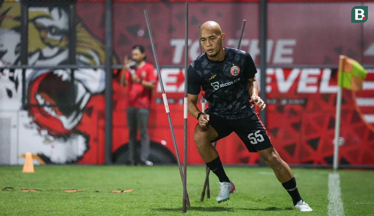 Pemain Persija Jakarta, Dandi Maulana melakukan latihan menjelang laga terakhir BRI Liga 1 2022/2023 melawan PSS Sleman di lapangan latih Jakarta International Stadium (JIS), Jakarta, Rabu (12/04/2023) malam WIB. Macan Kemayoran akan melakoni laga pamungkas mereka musim ini di Stadion Utama Gelora Bung Karno (SUGBK) pada Sabtu (15/04/2023). (Bola.com/Bagaskara Lazuardi)