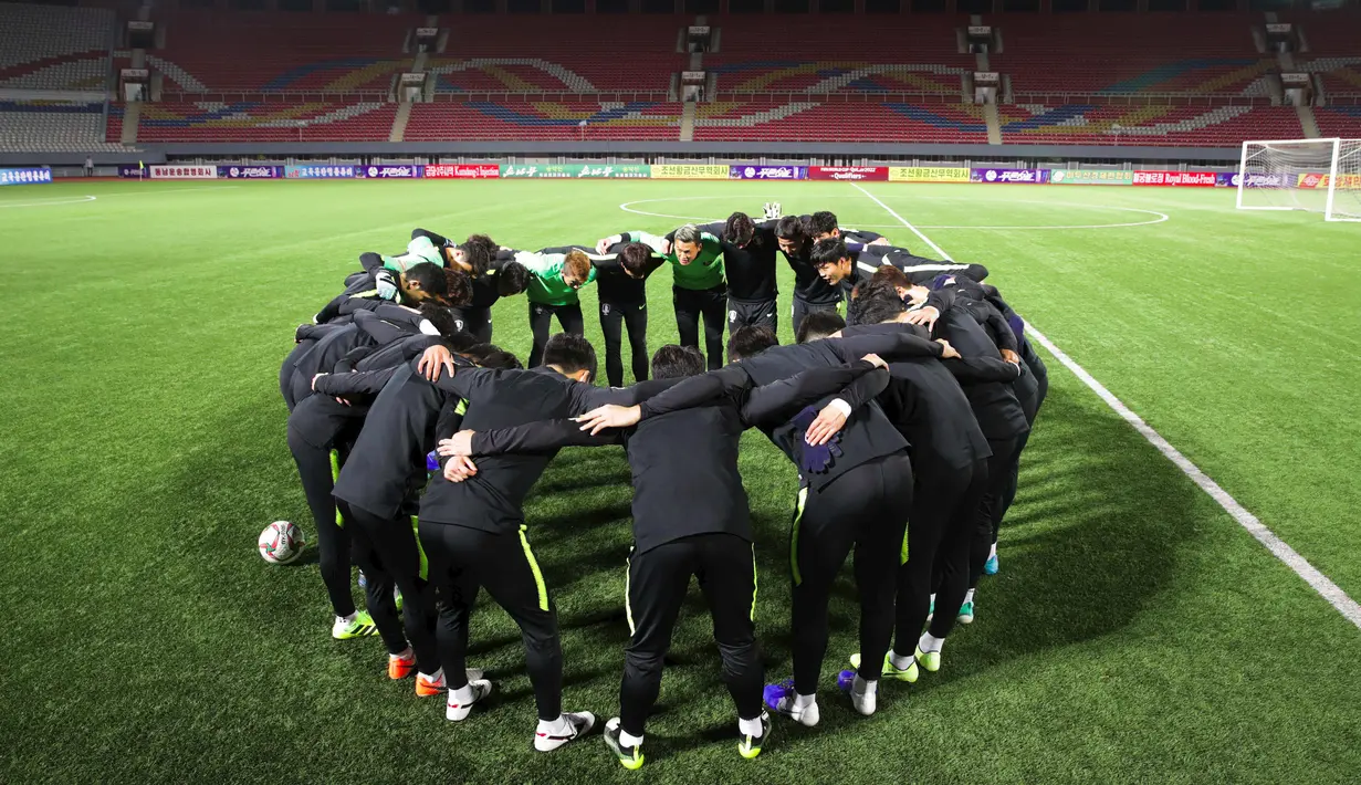 Para pemain Korea Selatan berkumpul sebelum melakukan latihan tim di Stadion Kim Il Sung di Pyongyang (14/10/2019). Korea Selatan akan bertanding melawan Korea Utara pada grup H kualifikasi Piala Dunia 2022. (Korea Football Association/AFP)