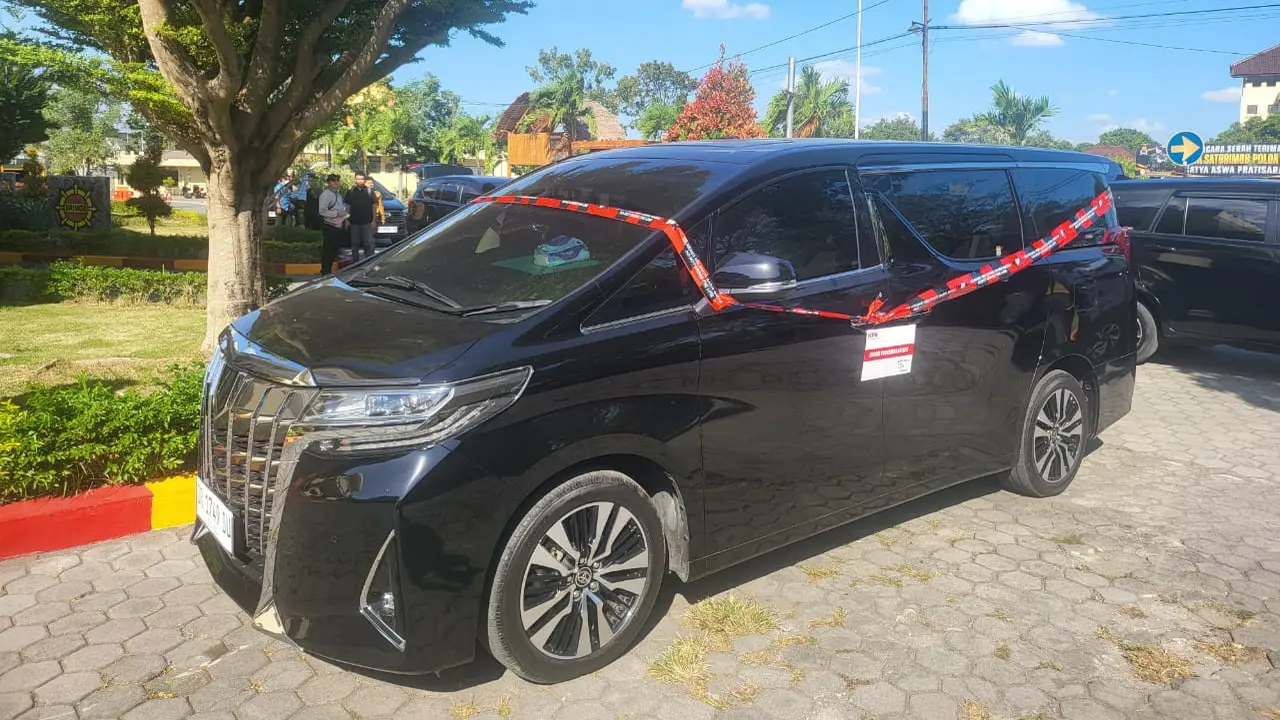 Komisi Pemberantasan Korupsi (KPK) menyita satu unit mobil Toyota Alphard saat penggeledahan dalam perkara dugaan suap dan gratifikasi yang menjerat Bupati Lombok Barat, Lalu Ahmad Zaini (LAZ) (Istimewa)