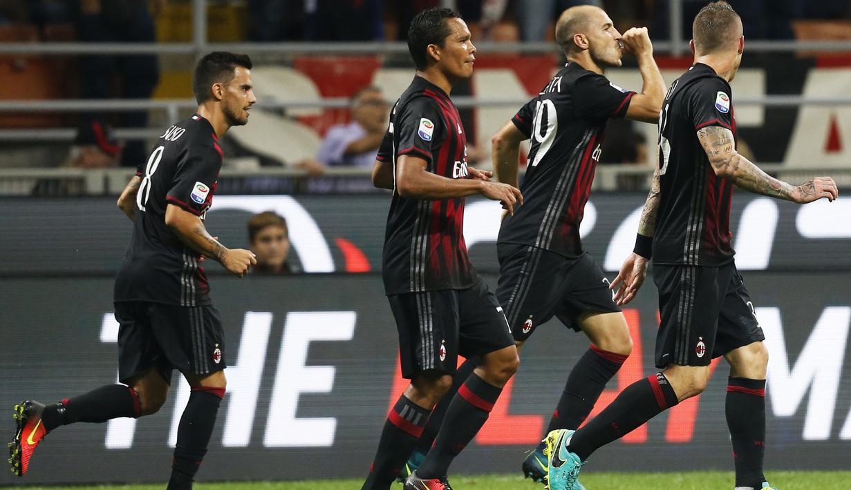Bek AC Milan, Gabriel Paletta (kedua kanan) melakukan selebrasi usai mencetak gol kegawang Sassuolo pada liga Italia di San Siro, Milan (3/9). Gabriel Paletta menjadi penentu kemenangan AC Milan atas Sassuolo dengan skor 4-3. (AFP Photo/Marco Bertorello)