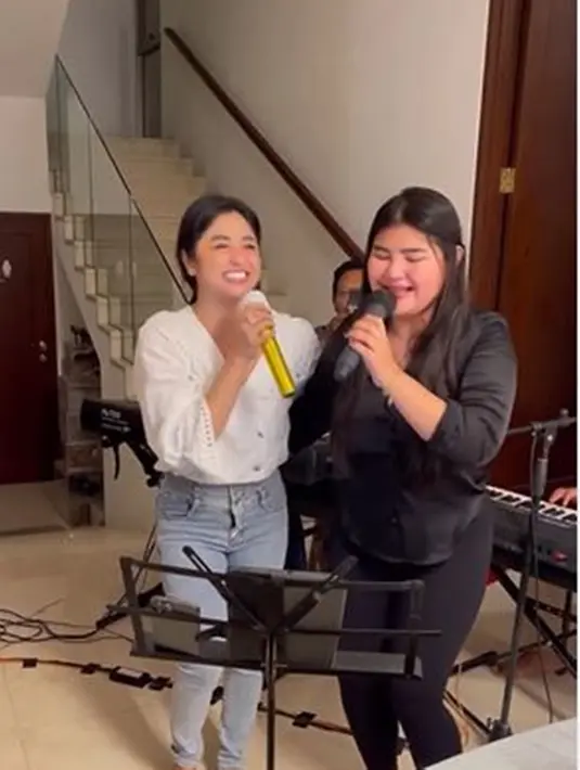 Rosa Meldianti pun dipuji makin cantik oleh Dewi Perssik. Wanita 37 tahun itu juga mengatakan bahwa Rosa Meldianti adalah anaknya dan tidak terjadi apa-apa di antara keduanya.(Liputan6.com/IG/@rosameldianti29)