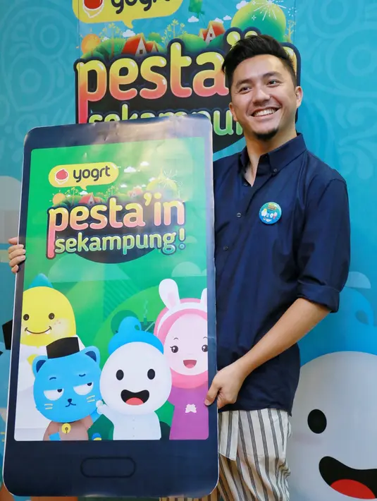 Selama istri masih masa nifas, habis melahirkan anak keduanya pada 13 Mei kemarin, Omesh sering saur bersama dengan putri sulungnya. Bahkan, saat sedang diluar, ia menyempatkan pulang berbuka bersama di rumah. (Adrian Putra/Bintang.com)