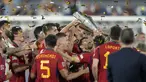 Laga dramatis tersaji pada final UEFA Nations League 2022/2023 antara Spanyol menghadapi Kroasia di De Kuip Stadium, Rotterdam, Senin (19/6/2023) dini hari WIB. Spanyol akhirnya keluar sebagai juara setelah menang 5-4 atas Kroasia lewat adu penalti setelah dalam waktu normal hingga perpanjangan waktu berakhir kedua tim sama-sama tak mampu mencetak gol. Dari 5 penendang pertama, baik Spanyol maupun Kroasia sama-sama mengalami satu kali kegagalan, hingga skor imbang 4-4. Dani Carvajal akhirnya menjadi penentu kemenangan 5-4 Spanyol atas Kroasia via sepakan Panenka-nya yang mengecoh kiper Dominic Livakovic, setelah sebelumnya Unai Simon mampu memblok eksekusi Bruno Petkovic. (AP Photo/Peter Dejong)