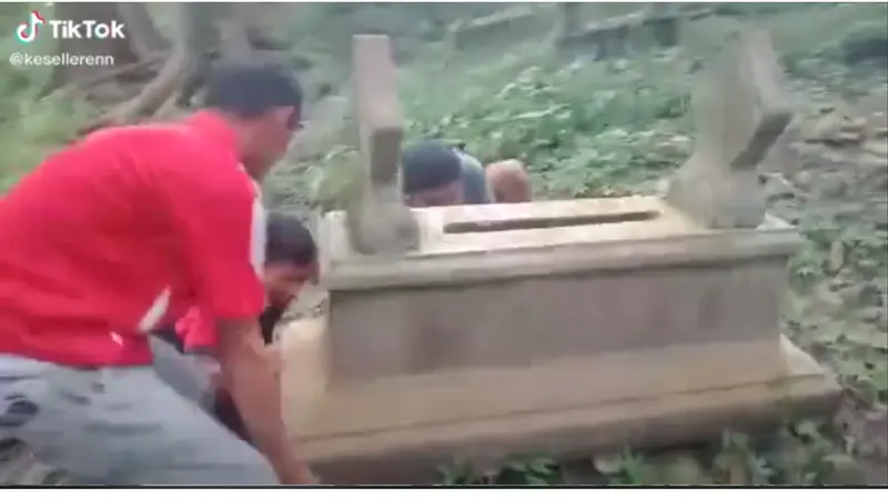 Viral, Aksi Pemuda Angkat Batu Nisan Kuburan Demi Ambil Jamur