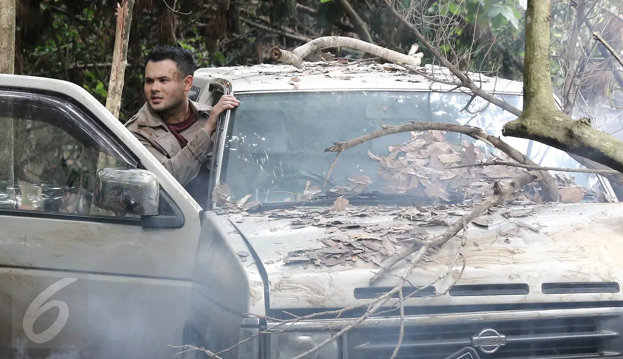 Ridho Rhoma saat pembuatan video klip singel 'Mengapa' di kawasan Cibubur, Jakarta, Kamis (9/2). Proses pembuatan video klip tersebut sempat tertunda akibat hujan. (Liputan6.com/Herman Zakharia)