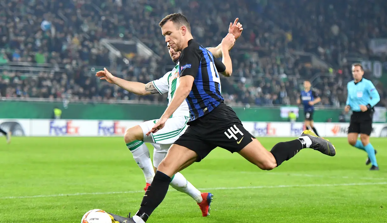 Gelandang Nerazzurri, Ivan Perisic meleas tendangan pada leg 1, 32 besar Liga Europa yang berlangsung di stadion Allianz, Wina, Jumat (15/2). Inter Milan menang 1-0 atas Rapid Wina. (AFP/Joe Klamar)
