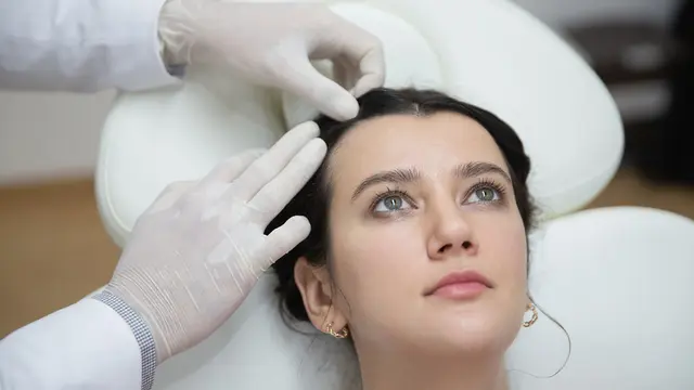 Konsultasi dengan Ahli Dermatologi tentang Rambut Rontok, Apa Saja yang Harus Diperhatikan?