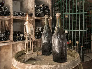 Dua botol anggur "Vin Jaune" tahun 1774 terlihat di Arbois, Perancis timur (22/5). Tiga botol anggur produksi tahun 1774 akan dijual pada 26 Mei 2018, selama lelang. (AFP Photo/Sebastian Bozon)