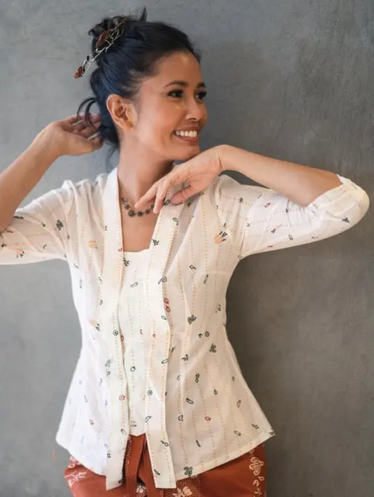 Titi Radjo Padmaja tampil dengan kebaya model kutubaru dengan motif sayur mayur warna putih. Kebaya ini pun cocok untuk tampilan kasual.  (@sejauh_mata_memandang)