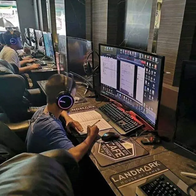 Potret Lucu saat Bikin Tugas di Tempat Nyeleneh Ini Bikin Geleng-Geleng
