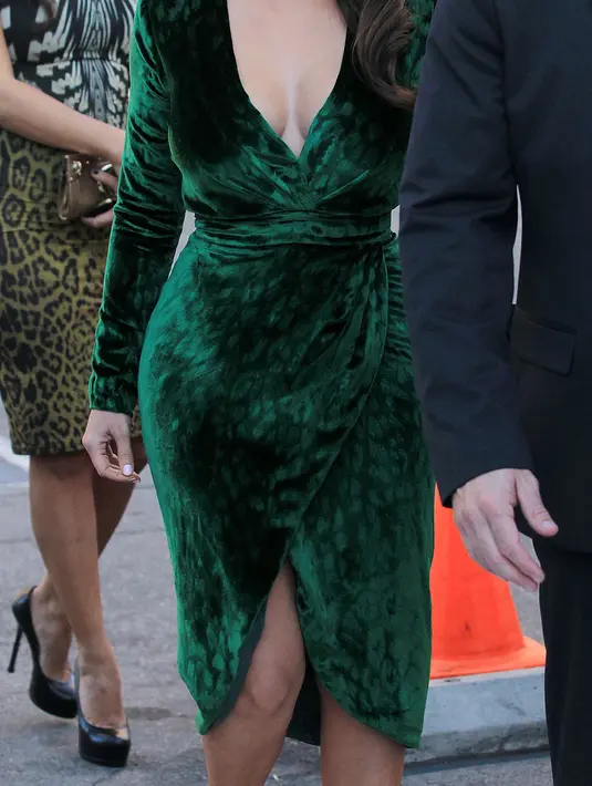 Kim Kardashian, artis berusia 36 tahun ini kembali hadir paska perampokan yang menimpanya pada bulan Oktober lalu. Kim yang sudah pulih dari masa traumanya, terlihat sudah menjalani kehidupan normalnya. (AFP/Bintang.com)