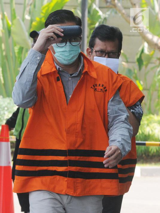 Anggota DPRD Kota Malang fraksi PAN Harun Prasojo memakai masker saat akan menjalani pemeriksaan di KPK, Jakarta, Senin (10/9). Harun diperiksa sebagai tersangka terkait kasus dugaan suap pembahasan APBD-P Pemkot Malang TA 2015. (Merdeka.com/Dwi Narwoko)