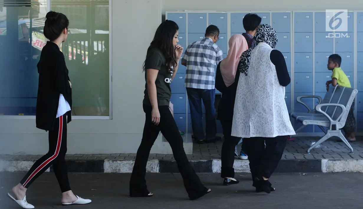 Putri Setya Novanto, Dwina Michaella (kedua kiri) berjalan usai mengunjungi sang ayah di Rutan KPK, Jakarta, Senin (25/12). Sejumlah anggota keluarga Setya Novanto hadir menjenguk pada libur Hari Natal kali ini.  (Liputan6.com/Helmi Fithriansyah)