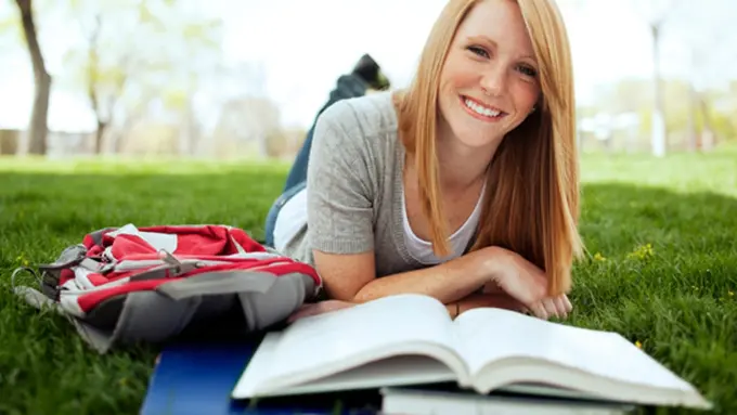 Beda Gaya Cewek Tomboy dan Feminin di Sekolah