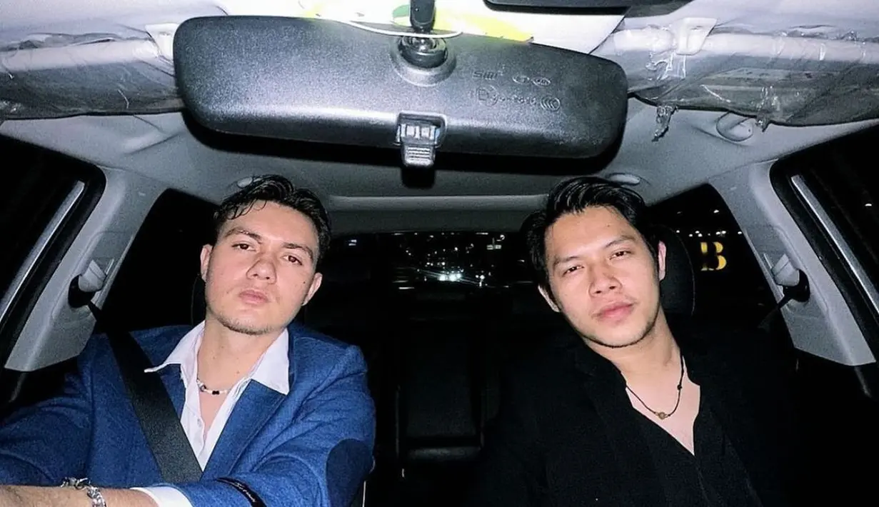 Penyanyi idol musim ke-12, Paul Fernando Aro dan Rony Parulian turut hadir. Keduanya tampil gagah dengan setelan jas  [@fanbaseindonesianidol]