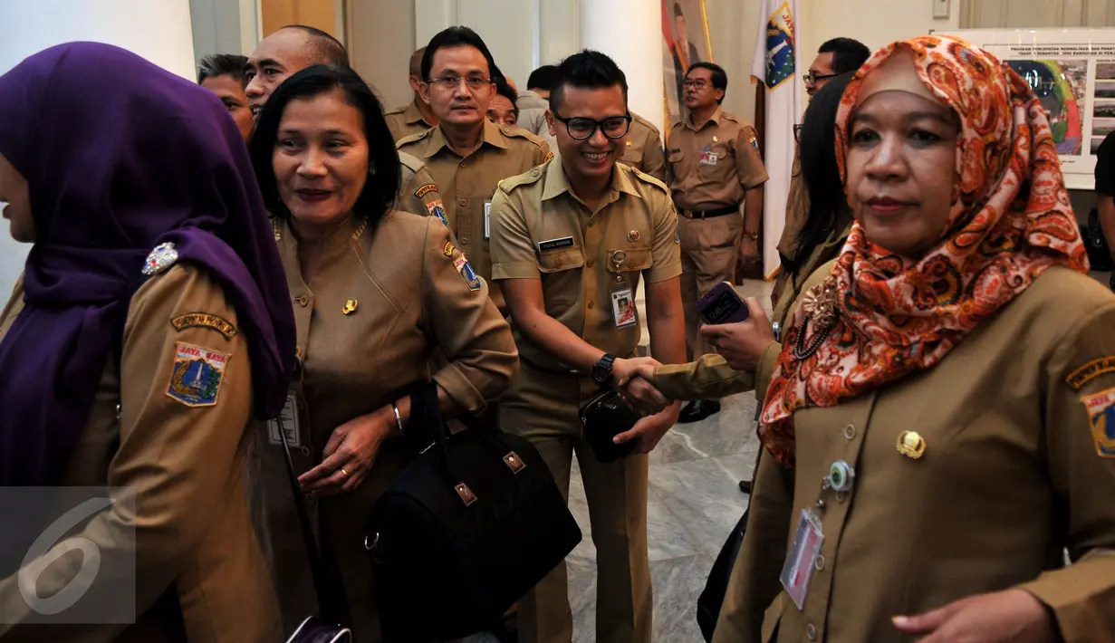 Rombongan Pegawai Negeri Sipil (PNS) tampak berkunjung ke Balai Kota, Jakarta,  Rabu (22/7/2015). Mereka berkunjung untuk melakukan Halal Bihalal dengan Gubernur Jakarta, dalam memperingati Hari Raya Idul Fitri 1436H. (Liputan6.com/JohanTallo)