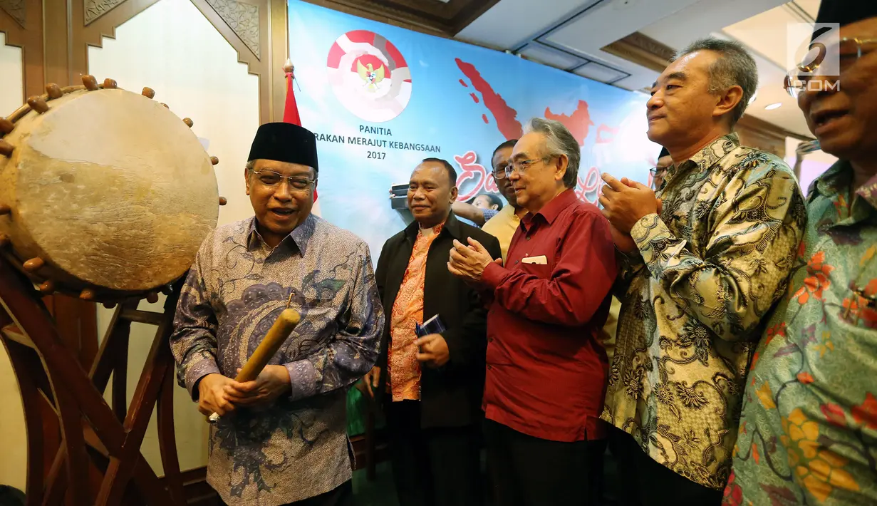 Ketua Umum PBNU KH Said Aqil Siradj memukul beduk bersama sejumlah tokoh lintas agama menghadiri sekaligus membuka acara Sarasehan Lintas Agama Merawat Kebhinekaan di Gedung PBNU, Jakarta, Rabu (27/9). (Liputan6.com/Johan Tallo)