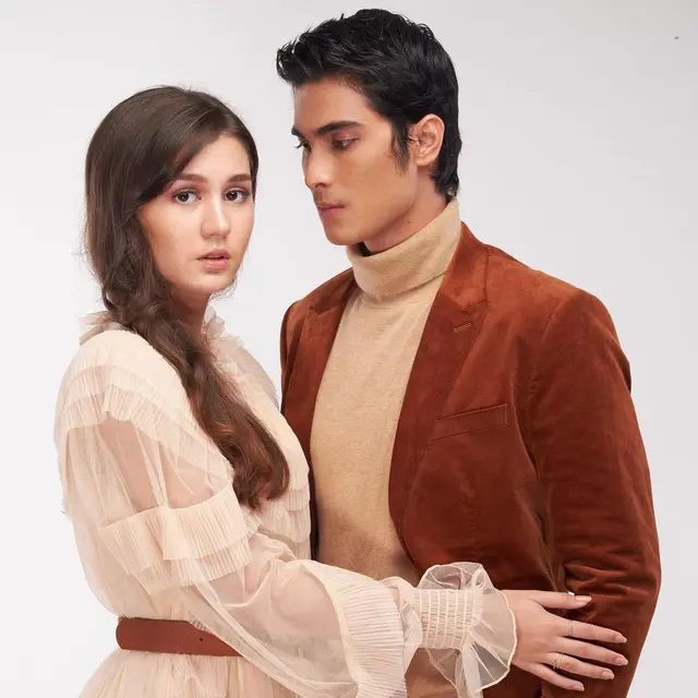 Semakin Dekat, Ini 6 Potret Cinta Brian dan Zoe Abbas Pakai Baju Warna Senada