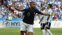 Kylian Mbappe mengidolakan Cristiano Ronaldo, namun memiliki nasib berbeda pada babak 16 besar Piala Dunia 2018. Mbappe mencetak dua gol sementara Ronaldo harus pulang tanpa gol. (AP/David Vincent)