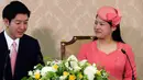 Putri Jepang Ayako dan calon suaminya, Kei Moriya dalam konferensi pers pertunangan mereka di Tokyo, Senin (2/7). Ayako mengumumkan akan menikah dengan pengusaha di sebuah firma ekspedisi, NYK Line berusia 32 tahun pada Oktober. (AP/Koji Sasahara, Pool)