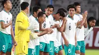 Para pemain starting XI Timnas Indonesia U-22 jelang menghadapi Timnas Lebanon U-22 pada laga leg kedua uji coba di Stadion Utama Gelora Bung Karno (SUGBK), Jakarta, Minggu (16/4/2023). Timnas Indonesia U-22 menang dengan skor 1-0. (Bola.com/M Iqbal Ichsan)