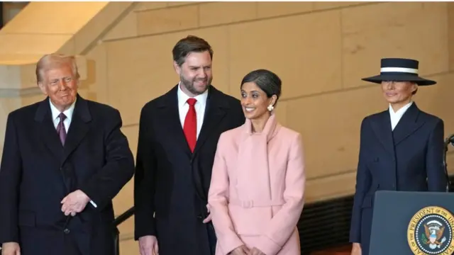 Melania Trump Pakai Topi yang Menutupi Sebagian Wajahnya di Pelantikan Donald Trump Sebagai Presiden AS  (BONNIE CASH/POOL/AFP)