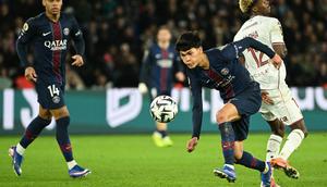 Gelandang Paris Saint-Germain, Dro Fernandez (tengah), mengontrol bola dalam pertandingan Ligue 1 Prancis antara Paris Saint-Germain (PSG) melawan FC Metz di Stadion Parc des Princes, Paris, pada 21 Februari 2026. (Bertrand GUAY / AFP)
