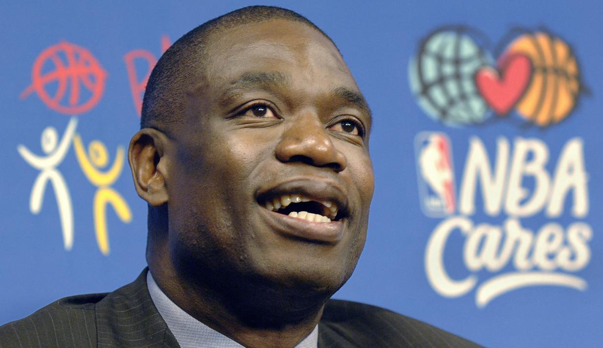 Mantan bintang NBA, Dikembe Mutombo tutup usia setelah berjuang melawan kanker otak pada 30 September 2024. Mutombo meninggal pada usia 58 tahun di Atlanta. (AFP/Stan Honda)