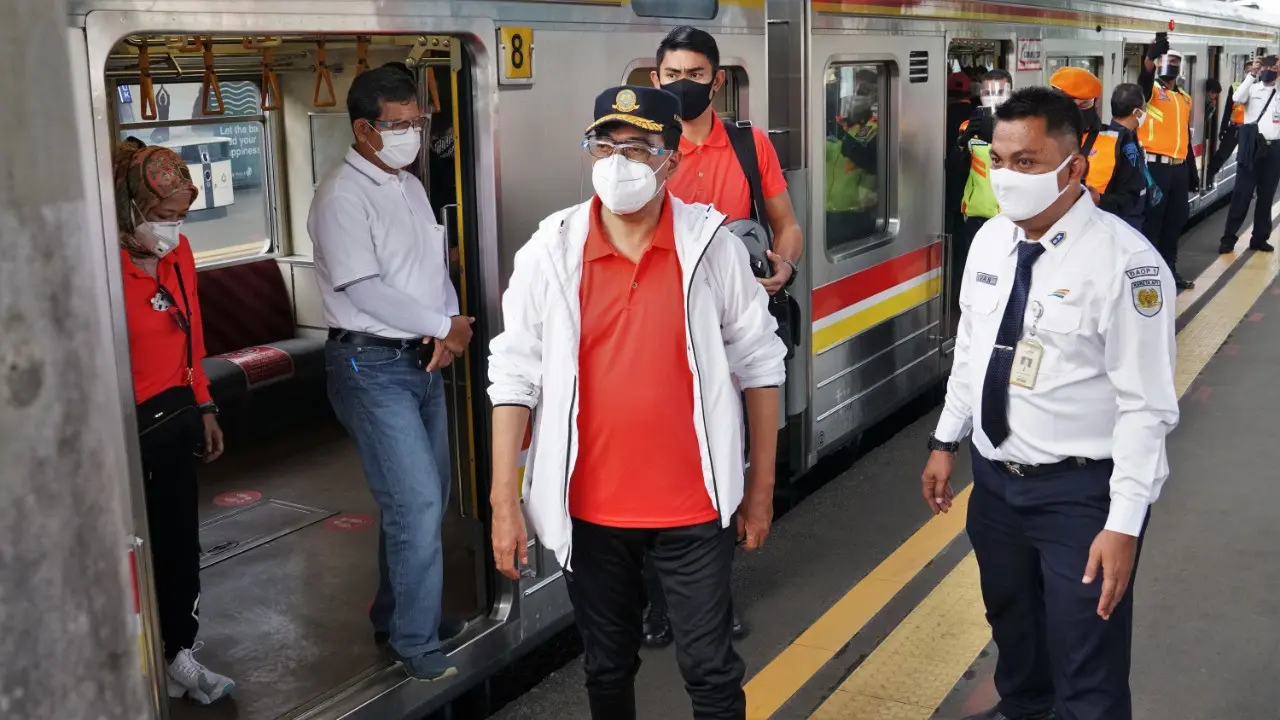 Menhub Budi Karya Sumadi saat meninjau Statiun Cisauk. (dok Kemenhub)