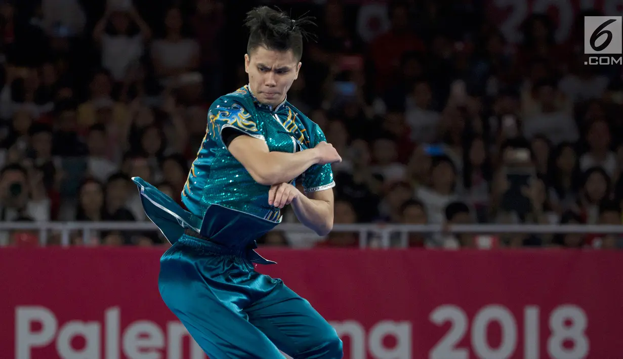 Atlet wushu putra Indonesia, Marvelo Edgar Xavier saat beraksi dalam nomor Cangquan putra Asian Games di JIExpo, Kemayoran Jakarta, Minggu (19/8). Edgar meraih nilai tertinggi kedua, 9,72, dan berhak meraih medali perak. (Bola.com/Vitalis Yogi Trisna)