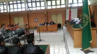 Zulfikar, Penyuap Bupati Banyuasin, mendengarkan keputusan vonis di ruang sidang Pengadilan Negeri (PN) Tipikor Palembang (Liputan6.com/Nefri Inge)
