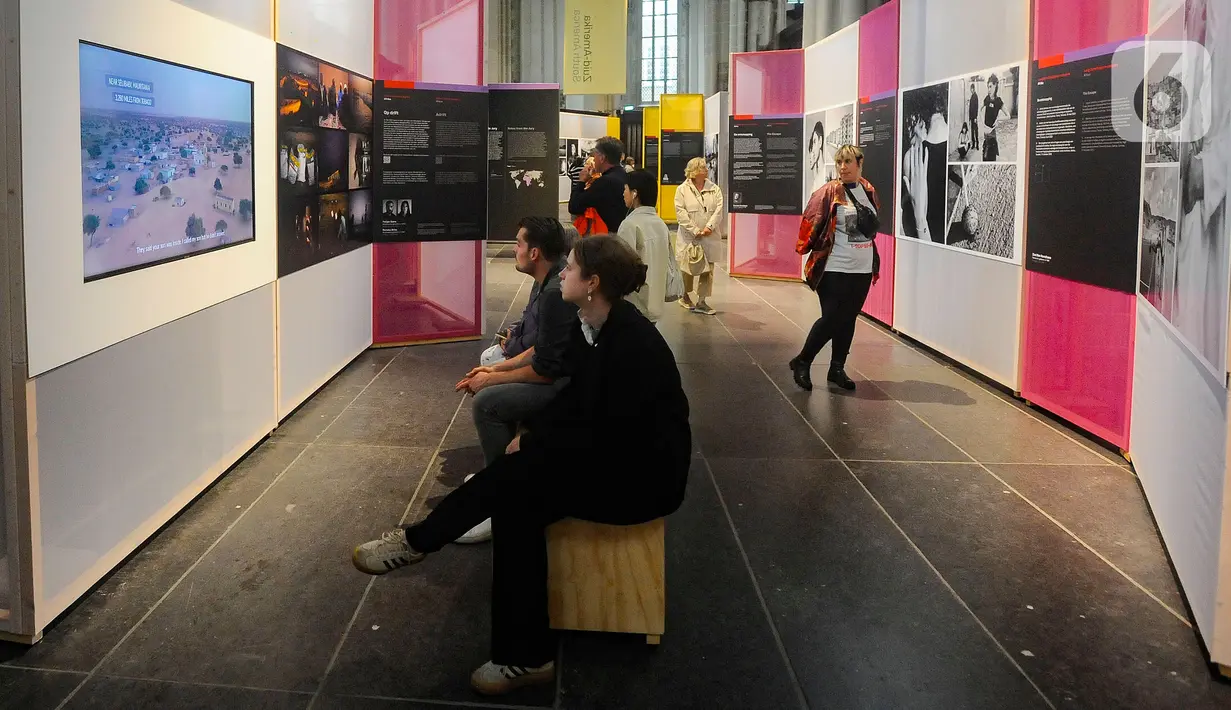 Pengunjung mengamati karya foto pemenang World Press Photo (WPP) 2024 di De Nieuwe Kerk Amsterdam, Belanda, Rabu (22/5/2024). (merdeka.com/Arie Basuki)