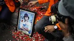 Sejumlah mahasiswa menabur bunga pada foto korban Tragedi Semanggi I, di depan Kampus Unika Atma Jaya, Jakarta, Kamis (13/11/2014). (Liputan6.com/Faizal Fanani)