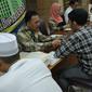 Petugas zakat melakukan ijab penerimaan zakat di Masjid Istiqlal, Jakarta, Jumat (1/7). Waktu pembayaran dibuka hingga malam takbiran dengan pembayaran zakat senilai Rp50ribu dan beras 3,5 liter. (Liputan6.com/Helmi Afandi)