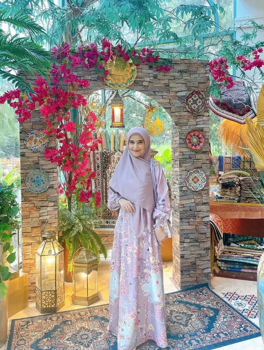 Nadya Mustika pun kini tampil semakin cantik dan aura bumilnya begitu terpancar. Sudah hamil 16 minggu, saudara ipar Larissa Chou itu diperkirakan akan melahirkan pada pertengahan Agustus 2024. Warganet juga turut memberikan doa dan ucapan selamat di kolom komentar. (Liputan6.com/IG/@nadyamustikarahayu)