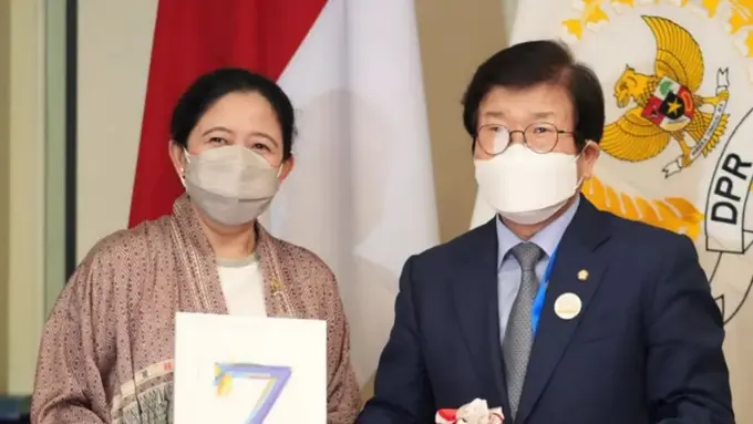 Puan Maharani dapat album BTS