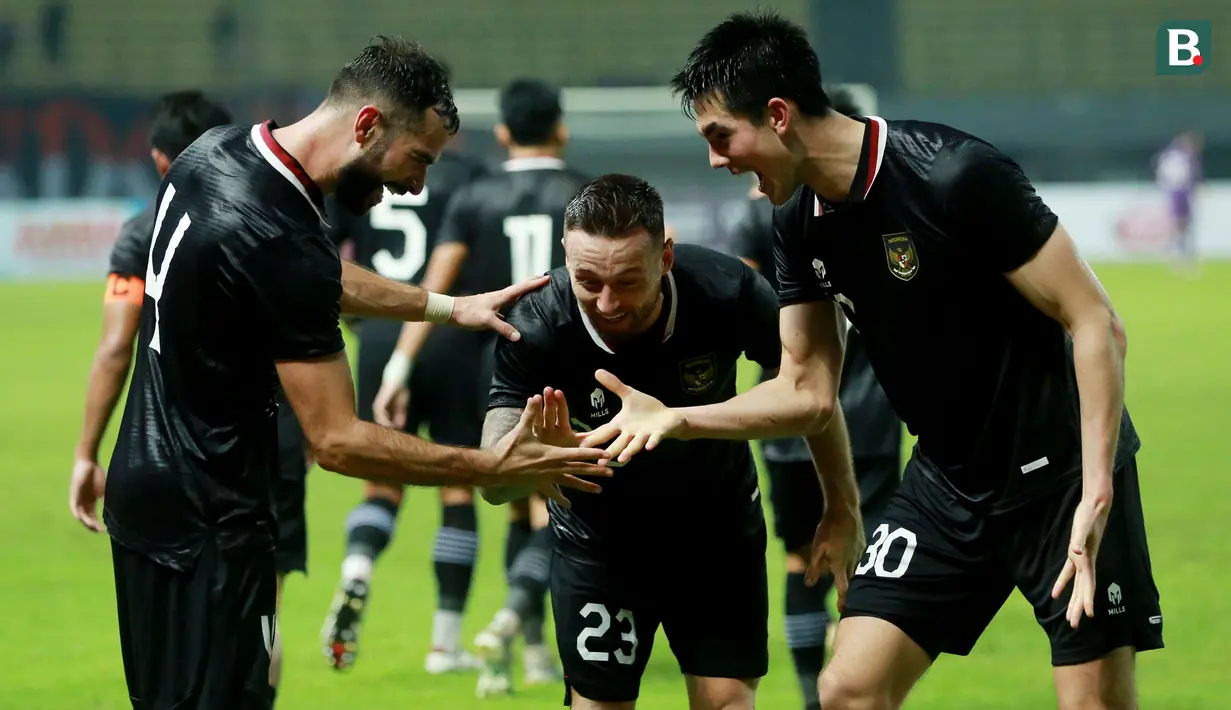 <p>Pemain Timnas Indonesia, Jordi Amat, Marc Klok dan Elkan Baggot merayakan gol ke gawang Burundi pada pertandingan kedua FIFA Matchday di Stadion Patriot Candrabhaga, Bekasi, Selasa (28/3/2023). (Bola.com/M Iqbal Ichsan)</p>